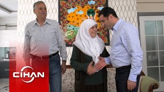 Demirtaş anne ve babasının elini öpüp seçim öncesi dualarını aldı [upl. by Eibbed]