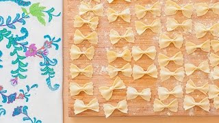 Zelfgemaakte farfalle pasta [upl. by Kallista]