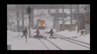 日本の列車  危険な行動  Japan Rail  Level crossing incident [upl. by Ardnekan]