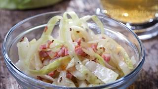 Recette  Salade de chou blanc aux lardons [upl. by Ydisac]