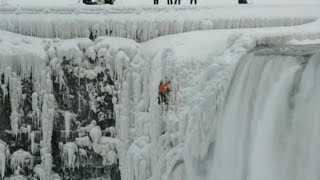 Alpinista escala gelo até topo das Cataratas do Niagara [upl. by Radburn]