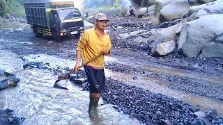 miners scrape out small rocks that clog sand screening equipment  andhry ex [upl. by Schmidt]