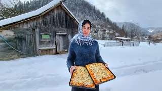 THE WOMAN LIVES ALONE IN THE MOUNTAINS Cooking PIZZA [upl. by Nuahsak]