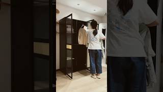 शीशे की बड़ी अलमारी में कपड़ों की व्यवस्था  Organizing Clothes in a Large Glass Wardrobeshortsdiy [upl. by Aynotak766]