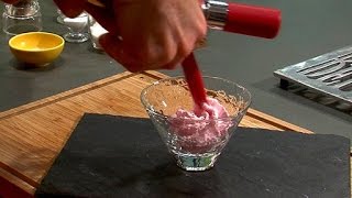 Technique de Chef  Réaliser une chantilly aromatisée [upl. by Ahsienal]