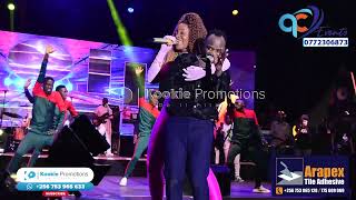 Shakira Shakirah Akubye David Lutalo Kiss Namusubalaza Ku Stage Mu Kabisi Kandagala Concert [upl. by Buckels118]