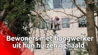 Bewoners met hoogwerker uit hun huizen gehaald [upl. by Budding]