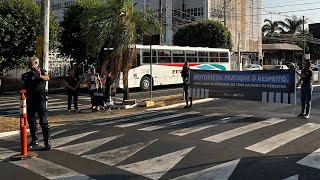 Pedestre na faixa tem sempre preferência ação de educação no trânsito em Rio Preto [upl. by Lorilyn]