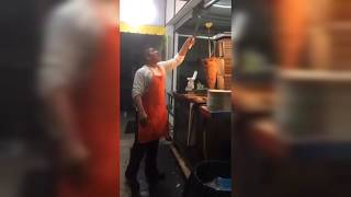 Así atrapa un taquero en la Ciudad de México la piña de un trompo de tacos al pastor — Taqueros [upl. by Zat]