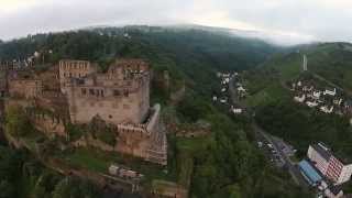 Flug über der Burg Rheinfels und dem Romantikhotel Schloss Rheinfels [upl. by Nicolina62]