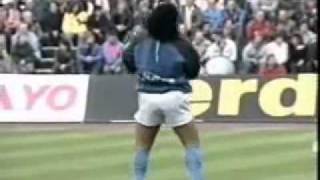 Maradona palleggia e si riscalda a ritmo di Live is life  Opusflv [upl. by Eirehs153]