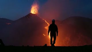 Spektakulärer Ausbruch Vulkan Ätna auf Sizilien schickt Lavaströme in den Himmel [upl. by Eanahc]