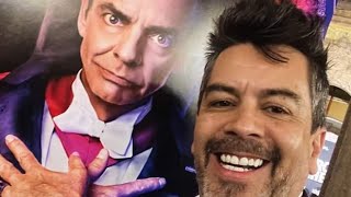 Carlos Espejel llegó a la premiere de  Y llegaron de noche para acompañar a Eugenio Derbez [upl. by Aryt865]