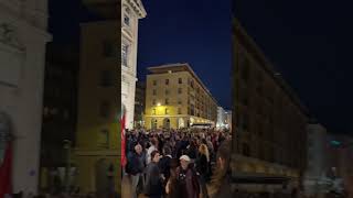 Allocution d’Emmanuel Macron  le rassemblement devant la mairie se transforme en manifestation [upl. by Naol]