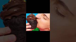 manger un cupcake au chocolat [upl. by Drus]