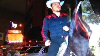 ARLEY PEREZ llega a Caballo a El Rodeo de Pico Rivera [upl. by Bergmann]