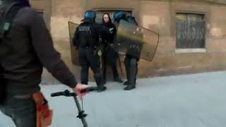 Acte 15 gilets jaunes violences policières pendant un contrôle de CRS [upl. by Nnairb]