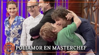 MOMENTAZO POLIAMOR ¡Besos entre todos  MasterChef Celebrity 4 [upl. by Nonregla256]