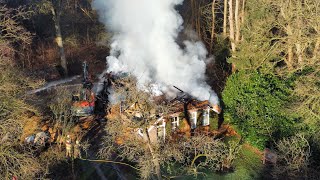 Monumentale Rietgedekte boerderij brand af in Staphorst [upl. by Sadonia]