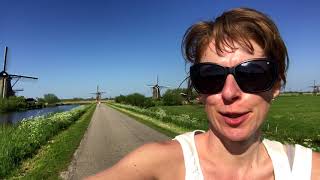 Toeristje spelen op de fiets bij molens Kinderdijk [upl. by Mureil639]