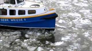 Barkassen bei Eisgang auf der Elbe [upl. by Harima281]