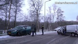 Aanrijding door glad wegdek en sneeuwval in Balkbrug [upl. by Akenahc]