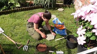 Laying stepping stones and repairing a very patchy lawn [upl. by Prissy]