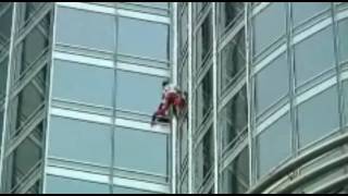 French Spiderman Alain Robert climbs Burj Khalifa Dubai höchstes Gebäude der Welt [upl. by Aliet869]