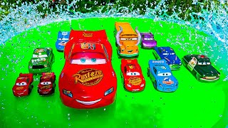 Clean up muddy minicars amp Disney Pixar car convoys Play in the garden [upl. by Nnylsaj]