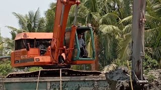 Amazing Hitachi excavator floats on water working in swamp and catching fish with excavator bucket [upl. by Publus187]