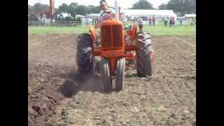 Allis Chalmers wd ampwd 45 diesel ploegen [upl. by Akimaj778]