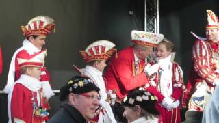 Viersen Altweiber Karneval 2017 Remigiusbrunnen Rathausmarkt Stadthaus [upl. by Dari]