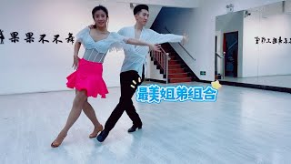 小王子姐弟果果不不出場表演水兵舞，舞美人更美的姐弟百看不厭！ [upl. by Llennej]