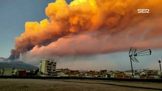 Impresionantes imágenes de las explosiones del volcán Etna [upl. by Asira]