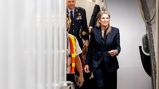 Koningin Maxima komt aan op vliegveld van Manilla Filipijnen [upl. by Ahsikram]