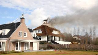 Brand in huis met rieten dak Gooweg Noordwijkerhout 3 [upl. by Lraep]