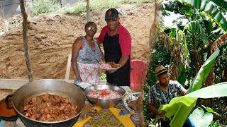 Chef Cesarin en la cocina de Ramonita cocinando en el campo [upl. by Orimisac]