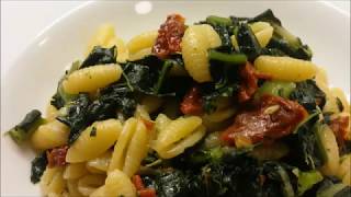 Pasta con cavolo nero e pomodori secchi [upl. by Krid]