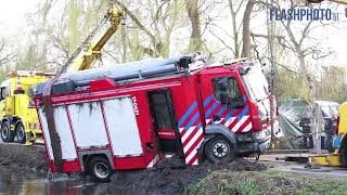 Brandweerwagen gekanteld in de sloot  Groeneweg Schiedam [upl. by Notnyw]