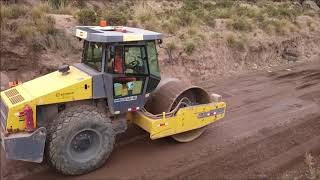 Compactación del material estabilizado con emulsión asfáltica y cemento con rodillo liso vibratorio [upl. by Faubert696]