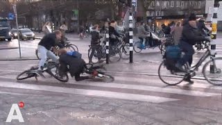 Fietsers onderuit op spekgladde Berlagebrug [upl. by Kipper]