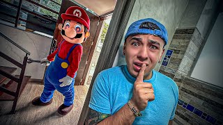 MARIO BROSEXE ENTRA a NUESTRA CASA  SOBREVIVIENDO un DÍA [upl. by Pinter]