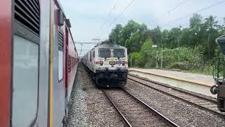 12217KochuveliChandigarh Kerala sampark kranti express crossing 20910 Porbandar Kochuveli SF Expres [upl. by My777]