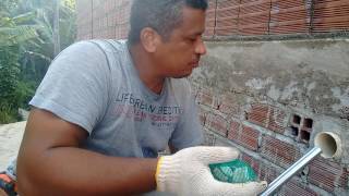 Colocando o filtro no dreno do muro de contenção passo a passo  DIY COM MACETES DA CONSTRUÇÃO [upl. by Ayotak]