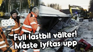 Enorm lastbil kör av vägen kan den lyftas upp  Frusna vägar [upl. by Wandie]