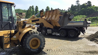 タイヤショベル950H ダンプに積み込み 950H Medium Wheel Loader loading trucks [upl. by Idok]