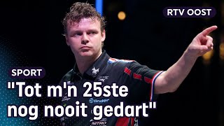 Darter Richard Veenstra maakt WKdebuut na stunt tegen wereldkampioen  RTV Oost [upl. by Lednyk848]