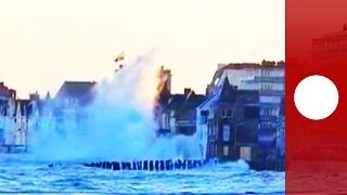 Impressionnant  les vagues énomes des grandes marées déferlent sur Saint Malo  vidéo amateur [upl. by Eniloj]