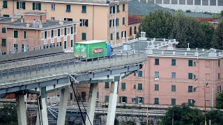 Le immagini e i video del crollo del ponte Morandi [upl. by Ecertap175]