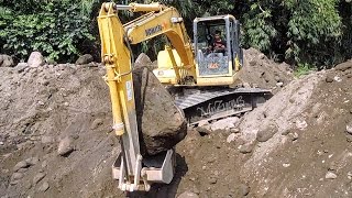 Excavator Digging Rock And Dirt Komatsu PC130F7 [upl. by Reiner]